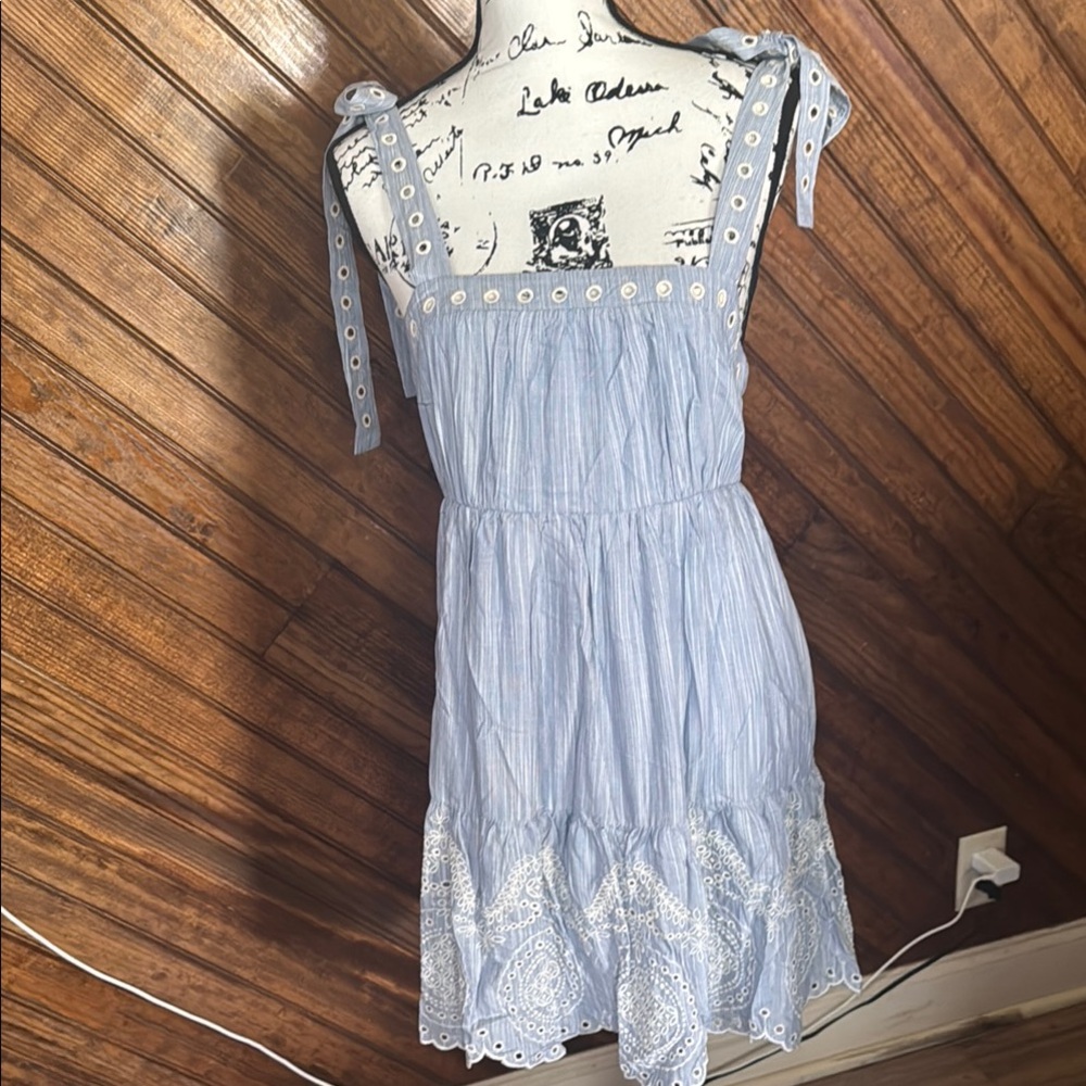 Light Blue Sleeveless Dress with White‎ Accents